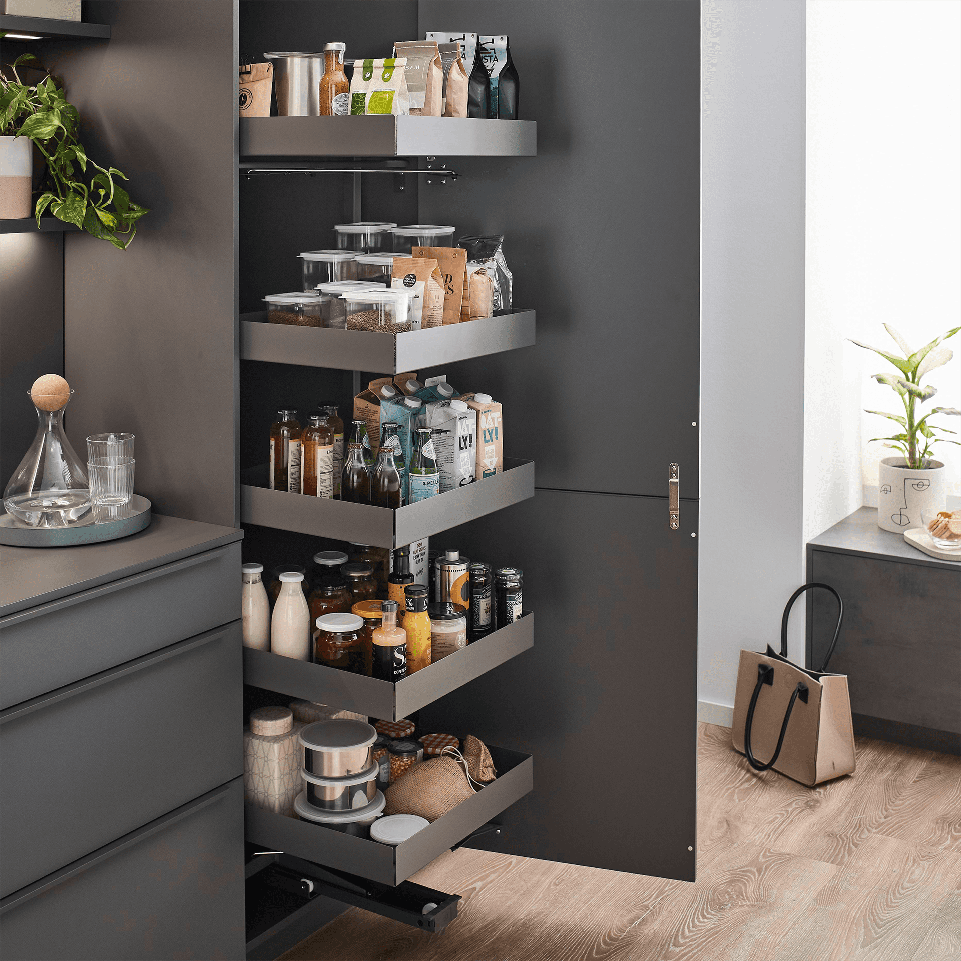 Nobilia cargo cabinets | Tall cabinet with full pull-out - discover now!