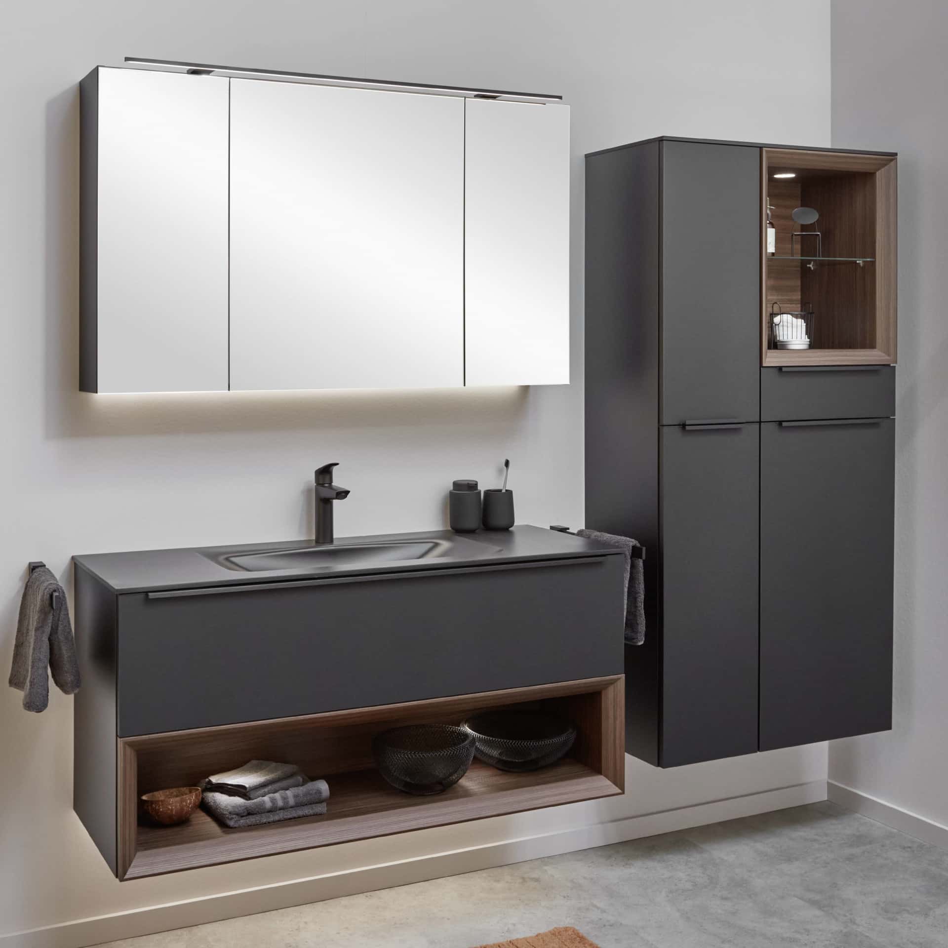 Nobilia bathroom base cabinet shelf with Case insert
