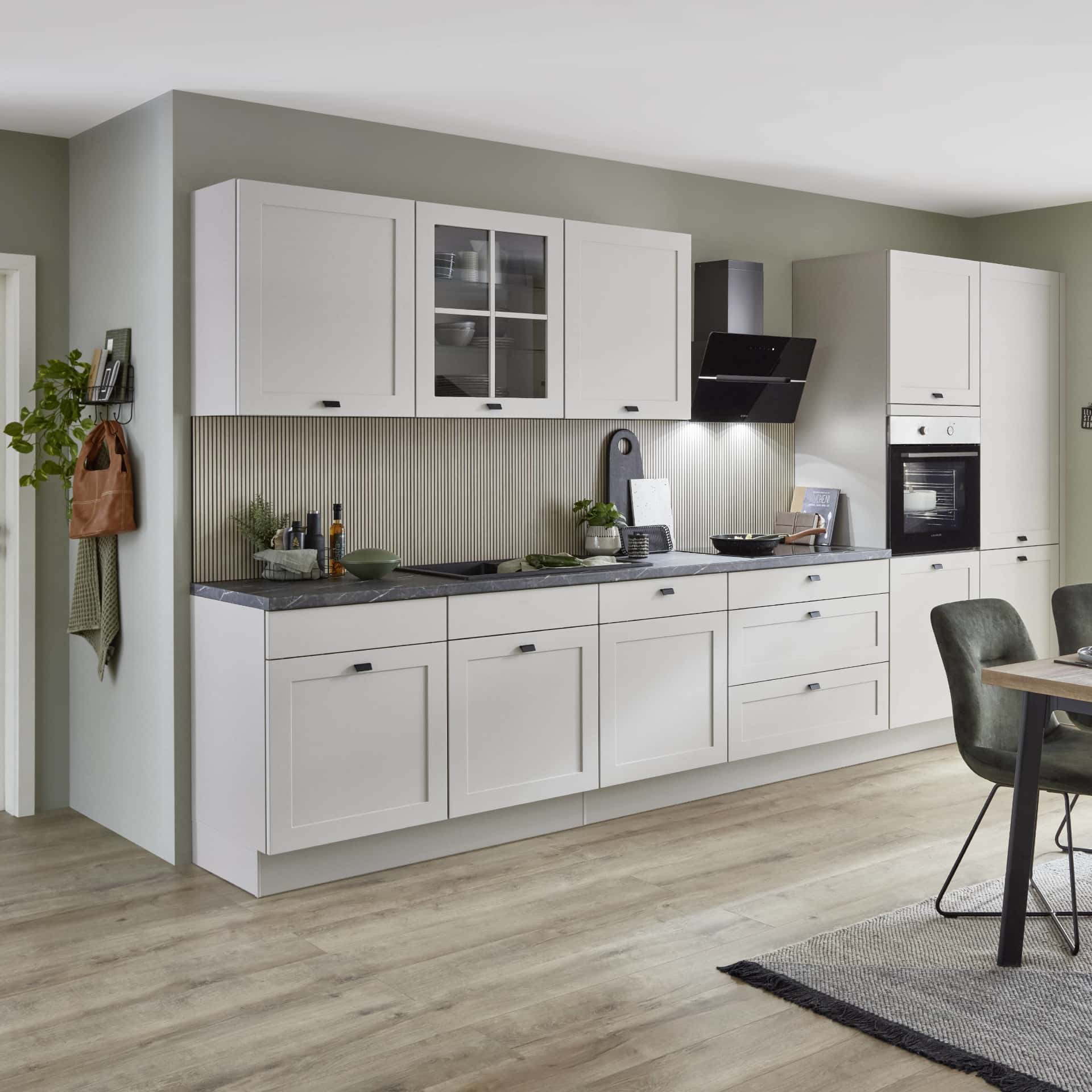 Nobilia Landhaus I-Küche mit Nordic Touch und Kochstellenschrank