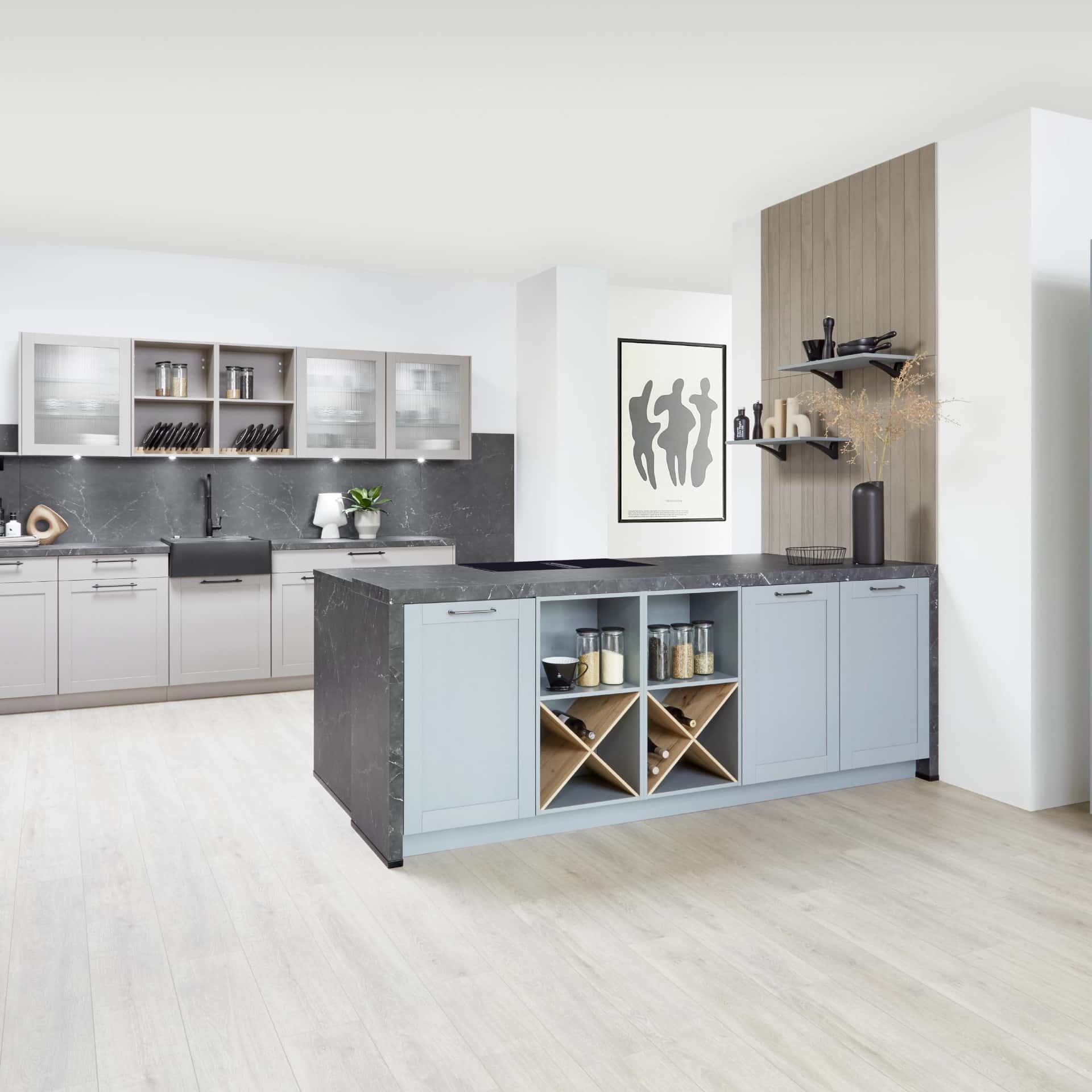 Türenschrank bei Inselküche aus der neuen MonA Kollektion von 2026.